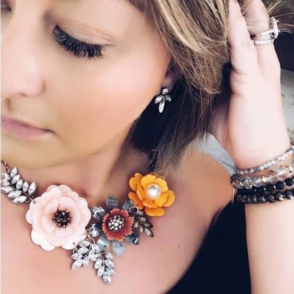 🆕 Floral Statement Necklace - Plunder - Picture 7 of 8